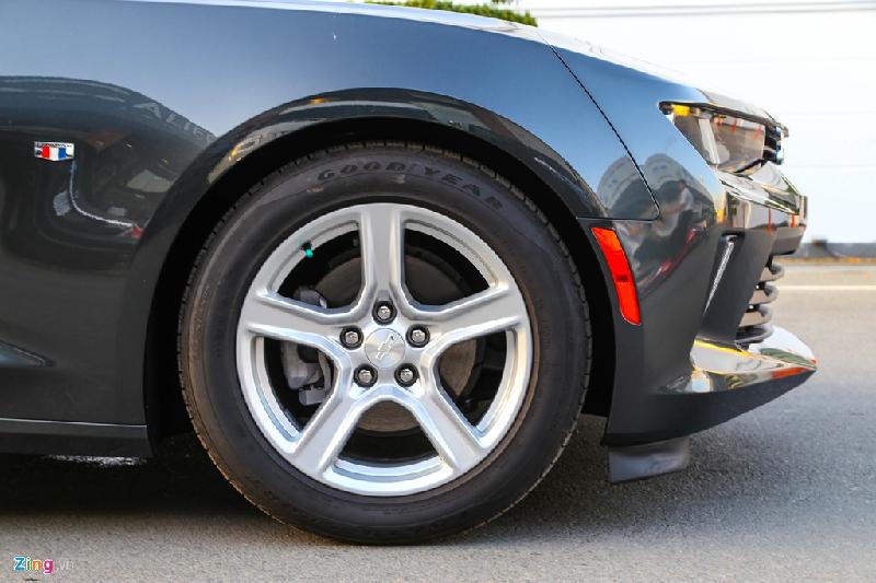 Xe sử dụng bánh 18 inch tiêu chuẩn, người dùng có thể lựa chọn bánh 20 inch và trả thêm tiền. Chevrolet cũng cung cấp tùy chọn phanh Brembo. 