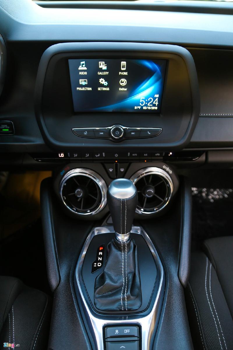 Camaro tiêu chuẩn đi kèm hộp số tay 6 tốc độ hoặc tùy chọn tám tốc độ tự động của General Motors trị giá 1.495 USD. Hộp số 8 tốc độ tự động với sỷ số truyền thấp giúp xe linh hoạt khi sử dụng thực tế, trong khi hộp số tay 6 cấp dành cho những người thích cảm giác lái thể thao. Màn hình cảm ứng 8 inch có giao diện dễ thao tác. Đây là xe nhập từ Mỹ nên còn đầy đủ tùy chọn giải trí, gồm hệ thống Chevrolet MyLink tương thích với ứng dụng Apple CarPlay.