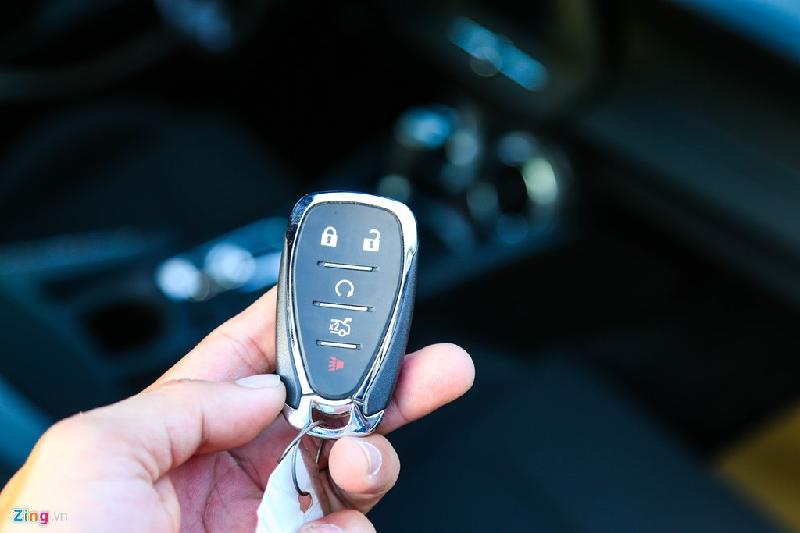 Chìa khóa keyless thông minh có thiết kế khá đẹp, dùng để khóa, mở cửa xe từ xa, mở cốp, tìm xe trong bãi. 