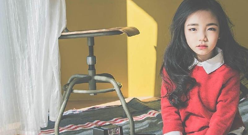 Mới đây, trang Koreaboo (Hàn Quốc) khen ngợi và đánh giá Lee Eun Chae là cô bé 6 tuổi xinh đẹp nhất thế giới. Bài viết này ngay lập tức trở thành tâm điểm chú ý trên mạng.