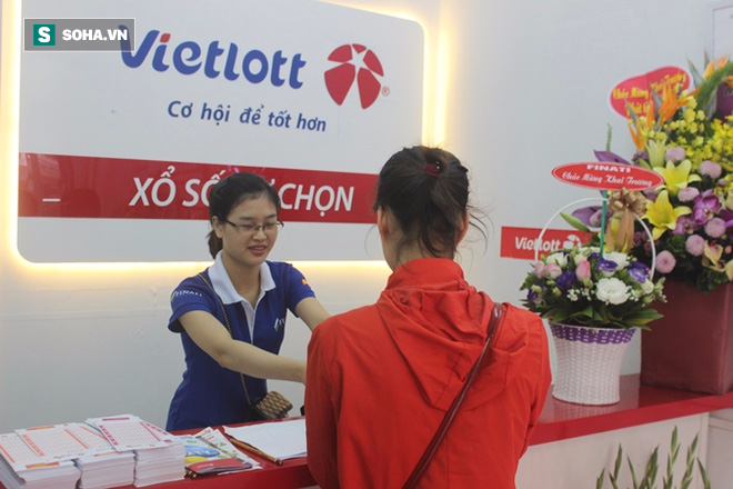 Nhân viên giao vé cho khách ở điểm bán đường Phan Văn Trường.