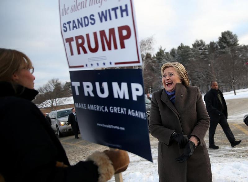 Biểu cảm của bà Clinton khi đến một trạm bỏ phiếu trong giai đoạn bầu cử sơ bộ ở bang New Hampshire ngày 9/2. 