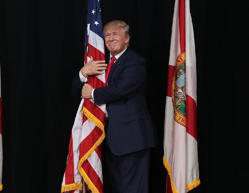 Một khoảnh khắc thư giãn của Trump khi ông đến vận động tranh cử ở Tampa, bang Florida, ngày 24/10.
