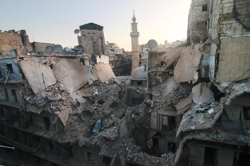Thị trấn Bustan Al-Qasr ở Aleppo, Syria, hoang tàn sau vụ không kích ngày 18/10. Các nước phương Tây cáo buộc Nga cố ý hỗ trợ chính phủ của Tổng thống Bashar al-Assad khi nhắm mục tiêu vào những nhóm nổi dậy. Moscow phủ nhận cáo buộc này và nói họ chỉ tấn công các lực lượng khủng bố.