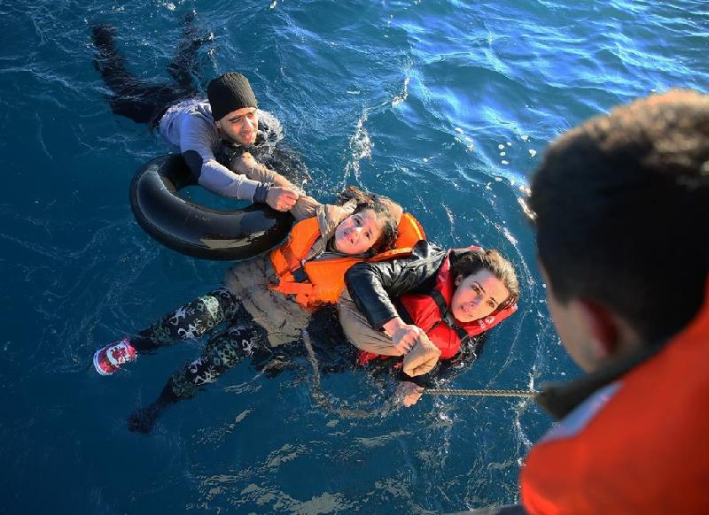 Người di cư từ Trung Đông liều chết vượt biển để đến châu Âu. Số người tị nạn vào châu Âu trong năm 2016 đã giảm so với năm trước đó, nhưng số lượng tử vong dọc hành trình tăng đến hàng nghìn trường hợp. Số liệu của Liên Hợp Quốc ghi nhận 4.690 người tị nạn đã chết hoặc mất tích trên biển trong năm 2016.