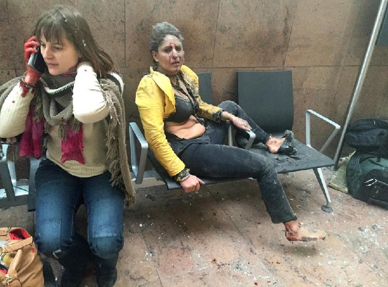 Gương mặt thất thần của nữ tiếp viên hàng không Nidhi Chaphekar (phải) sau vụ đánh bom liều chết ở sân bay Zaventem tại Bỉ ngày 22/3. Ít nhất 31 người chết và hơn 260 người bị thương trong vụ khủng bố tại một trong những sân bay nhộn nhịp giữa lòng châu Âu.