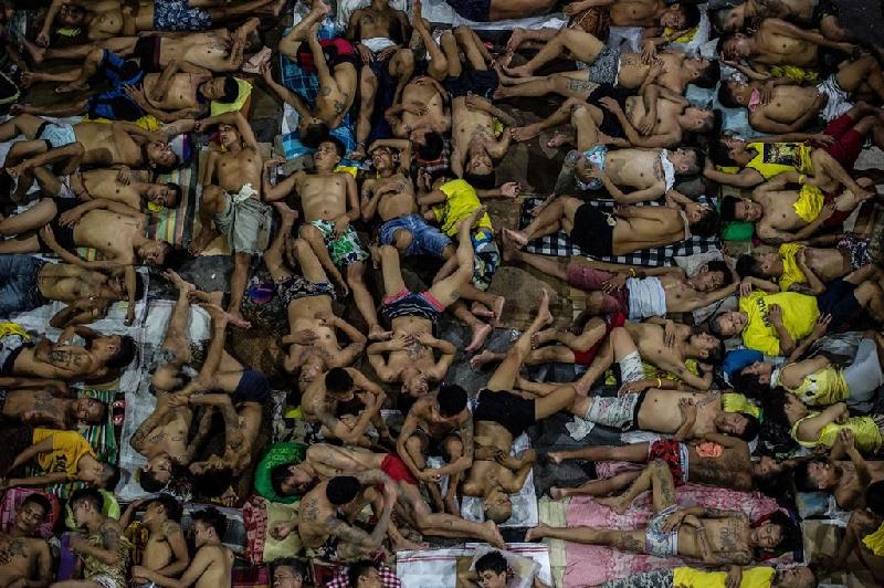 Tấm hình được chụp ngày 19/7 ở nhà tù tại thành phố Quezon, Philippines. Cơ sở này được xây từ cách đây 60 năm với sức chứa 800 tù nhân nhưng số lượng phạm nhân bị giam ở đây hiện khoảng 3.800 người. Chiến dịch chống ma túy mạnh tay của Tổng thống Duterte càng khiến nhiều đối tượng ra đầu thú để chịu giam cầm hơn là bị bắn chết.