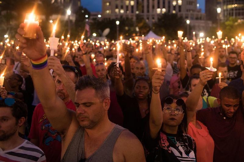 Người Mỹ thắp nến tưởng niệm các nạn nhân bị sát hại tại một hộp đêm dành cho người đồng tính ở Orlando. Vụ việc xảy ra đêm 11/6, khi kẻ tấn công tuyên thệ trung thành với phiến quân IS bất ngờ xông vào và xả súng khiến 50 người chết.