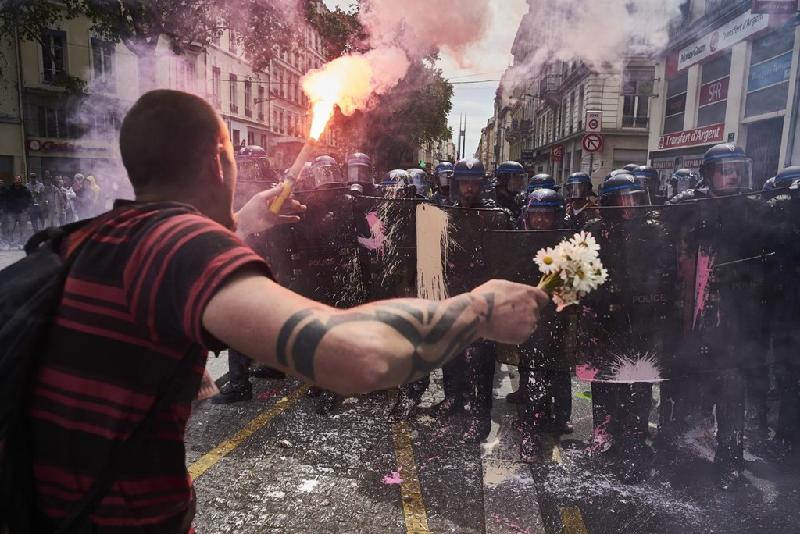 Cảnh sát chống bạo động nỗ lực giải tán cuộc biểu tình bạo lực chống lại cải cách luật lao động ngày 26/5 ở Lyon, miền đông Pháp. Dự luật nhằm tạo điều kiện cho các công ty dễ dàng hơn trong việc tuyển dụng và sa thải nhân viên, khiến người dân cả nước bất bình.