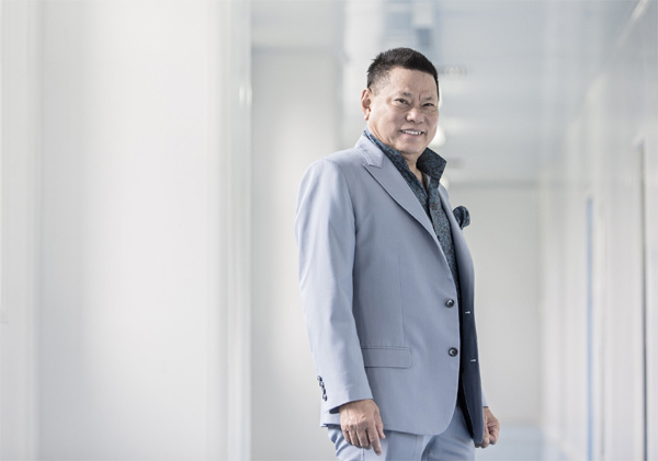 Sinh ra tại Việt Nam, sang Mỹ định cư năm 1975 và hiện sống ở Los Angeles (Mỹ), ông Hoàng Kiều đang là Phó chủ tịch Shanghai RAAS Blood Products. Công ty thành lập năm 1989 tại Trung Quốc, từng lọt top 200 doanh nghiệp vốn hóa dưới 1 tỷ USD tốt nhất châu Á năm 2012.