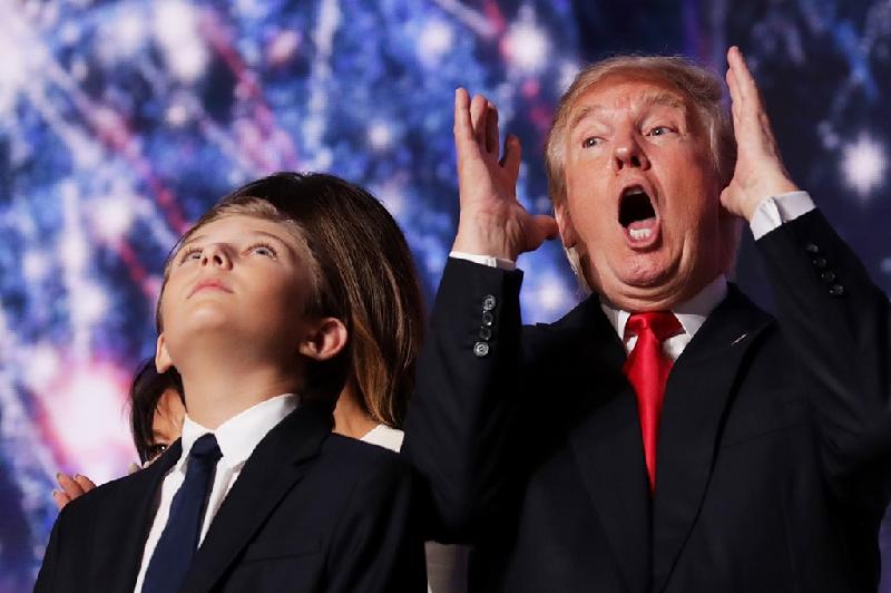 Biểu cảm khó hiểu của ông Trump khi đứng cạnh cậu con trai út Barron Trump khi bế mạc hội nghị toàn quốc đảng Cộng hòa Arena ở Cleveland, Ohio, vào ngày 21/7. Ảnh: 