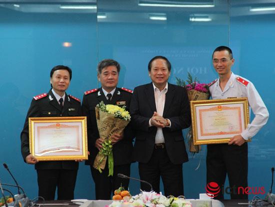 Thừa ủy quyền của Thủ tướng Chính phủ, Bộ trưởng Bộ TT&TT Trương Minh Tuấn trao Bằng khen của Thủ tướng Chính phủ cho 1 tập thể và 1 cá nhân thuộc Thanh tra Bộ TT&TT.