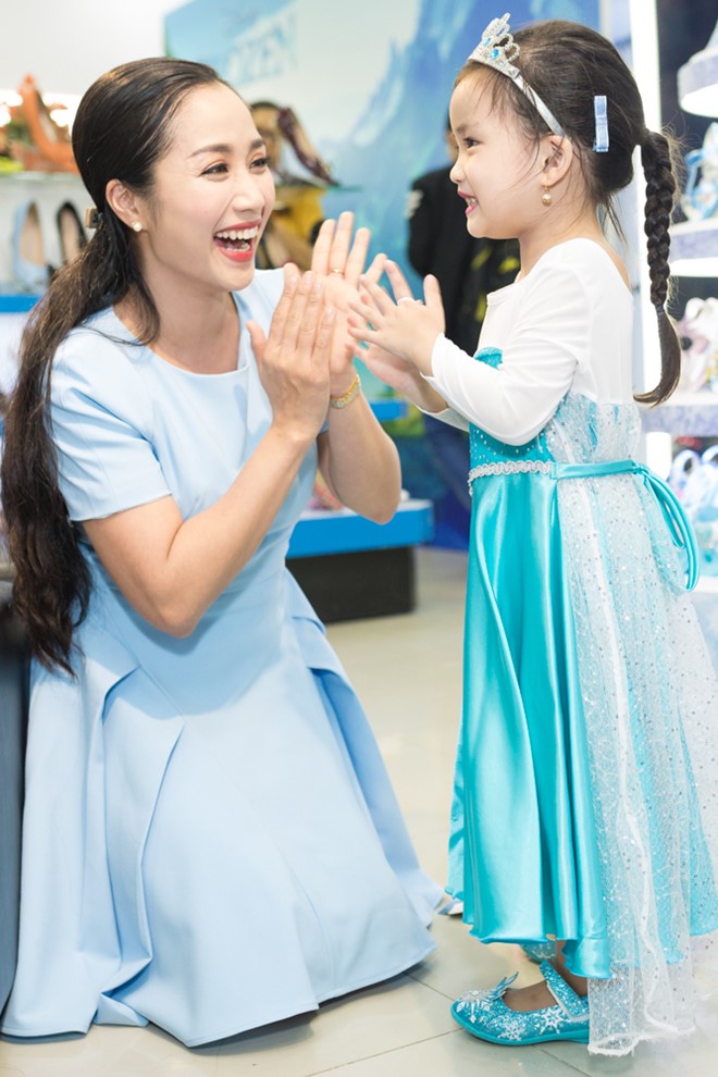 Ốc Thanh Vân tiết lộ nhân vật hoạt hình mà con gái Linh Đan – Cola hâm mộ nhất chính là nữ hoàng Elsa từ phim 