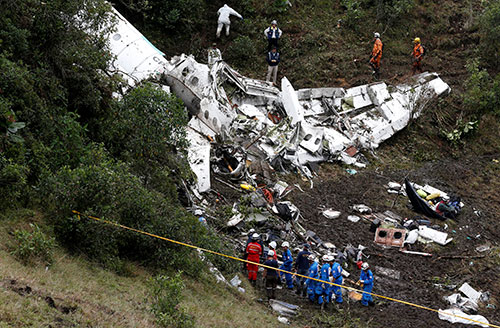 Hiện trường tai nạn máy bay gần thành phố Medellin, Colombia. Ảnh: Reuters