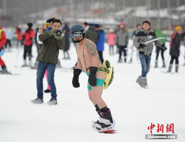 Khu trượt tuyết còn xuất hiện những thanh niên trong trang phục mỏng manh