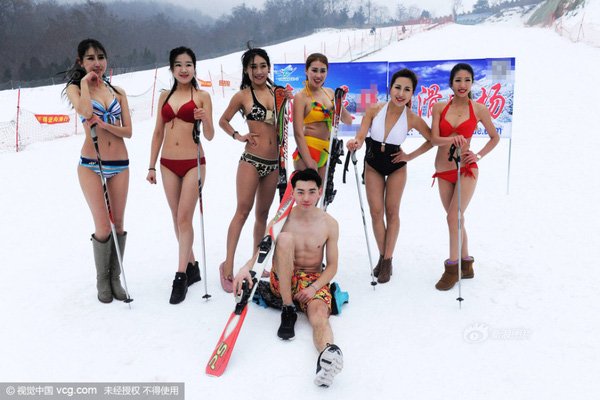 Trước đó, dàn mẫu mặc bikini xuất hiện tại buổi khai trương khu trượt tuyết ở Thanh Đảo gây nhiều tranh cãi dư luận