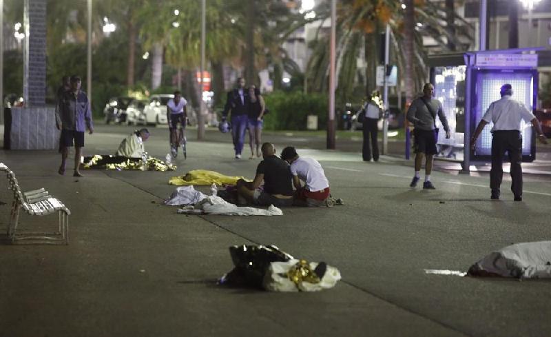 Vào đêm ngày Quốc khánh 14/7 (theo giờ địa phương), Pháp lại hứng chịu thêm 1 vụ khủng bố kinh hoàng tại Nice. Kẻ tấn công đã lái một chiếc xe tải cỡ lỡn, lao lên vỉa hè và cố tình đâm vào đám đông người xem pháo hoa.