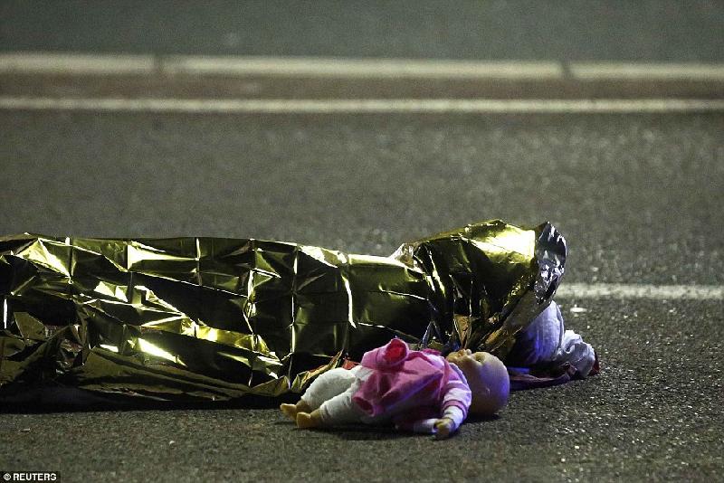 Hình ảnh thi thể một em bé nằm bên cạnh một con búp bê đã trở thành bức hình ám ảnh nhất trong vụ khủng bố Nice.