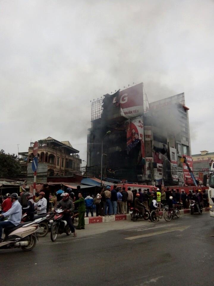 Siêu thị điện máy bị cháy tại thị trấn Xuân Mai