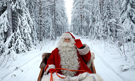  Ông già Noel cưỡi xe trượt tuyết tại Rovaniemi, Phần Lan, vào ngày 15.12 