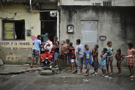 Ông già Noel phát quà cho trẻ em tại Rio de Janeiro, Brazil vào ngày 17.12.