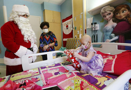 Ông già Noel đến thăm trẻ em tại Bệnh viện Holtz vào ngày 6.12, tại Miami, Florida.
