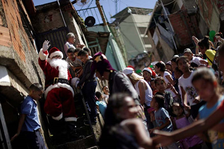 Ông già Noel thăm các cư dân của các khu ổ chuột của Petare ở Caracas, Venezuela