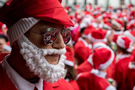 Hàng nghìn ông già Noel xuống phố ở Anh.
