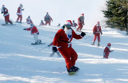 Những ông già Noel tham gia vào một cuộc đua từ thiện ở Sunday River Ski Resort ở Newry, Maine.