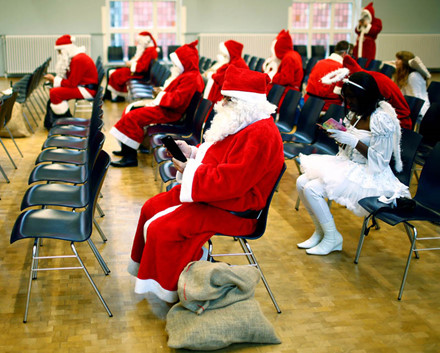 Những sinh viên đại học ở Berlin, Đức trong trang phục ông già Noel.