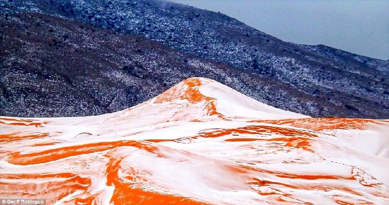 Theo lời nhiếp ảnh gia Bouchetata, tuyết phủ trắng những đụn cát đỏ tạo nên khung cảnh ấn tượng. 