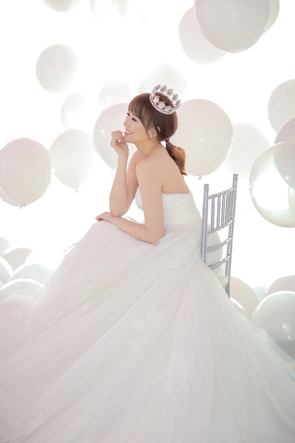 Sau ngày cưới, cặp đôi đã chia sẻ bộ ảnh cưới chính thức chụp trong studio. Hari Won mặc trang phục màu trắng, lúc thì trẻ trung, tinh nghịch, lúc lại ngọt ngào như một nàng công chúa.     