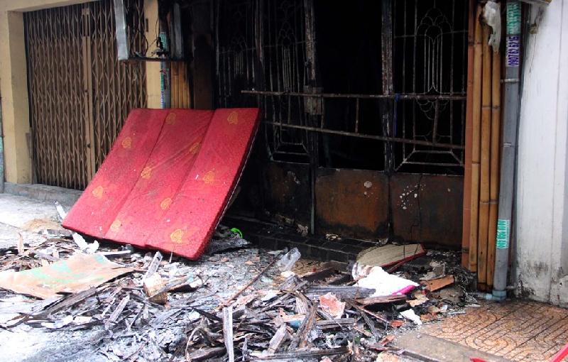 Phía bên ngoài căn nhà, nhiều vật dụng bị cháy vẫn chưa được xử lý.
