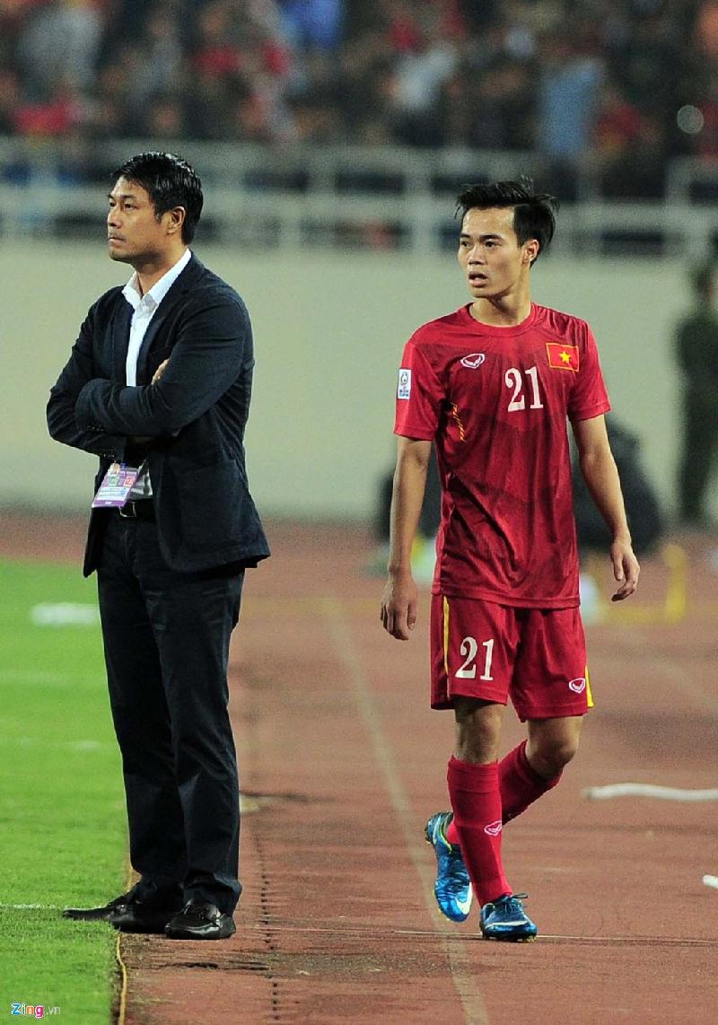 3 phút sau, Hữu Thắng rút Văn Toàn ra sân, thay bằng Minh Tuấn. Nhà cầm quân xứ Nghệ quá căng thẳng với bàn thua đến mức quên cả bắt tay động viên cầu thủ của mình.