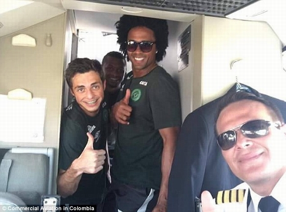 Cầu thủ đội bóng Brazil vui vẻ chụp ảnh cùng cơ trưởng trước khi máy bay cất cánh