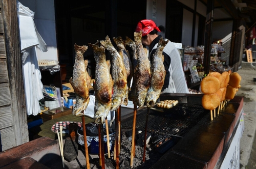 Du khách hoàn toàn có thể thưởng thức những món ăn như cá sông, rau quả theo mùa, bánh gạo, misoyaki, mang đậm hương vị của vùng ở Yunishigawa.