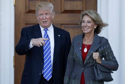 Tổng thống đắc cử Donald Trump và người phụ nữ đang được ông để ý vào vị trí Bộ trưởng Giáo dục Mỹ
