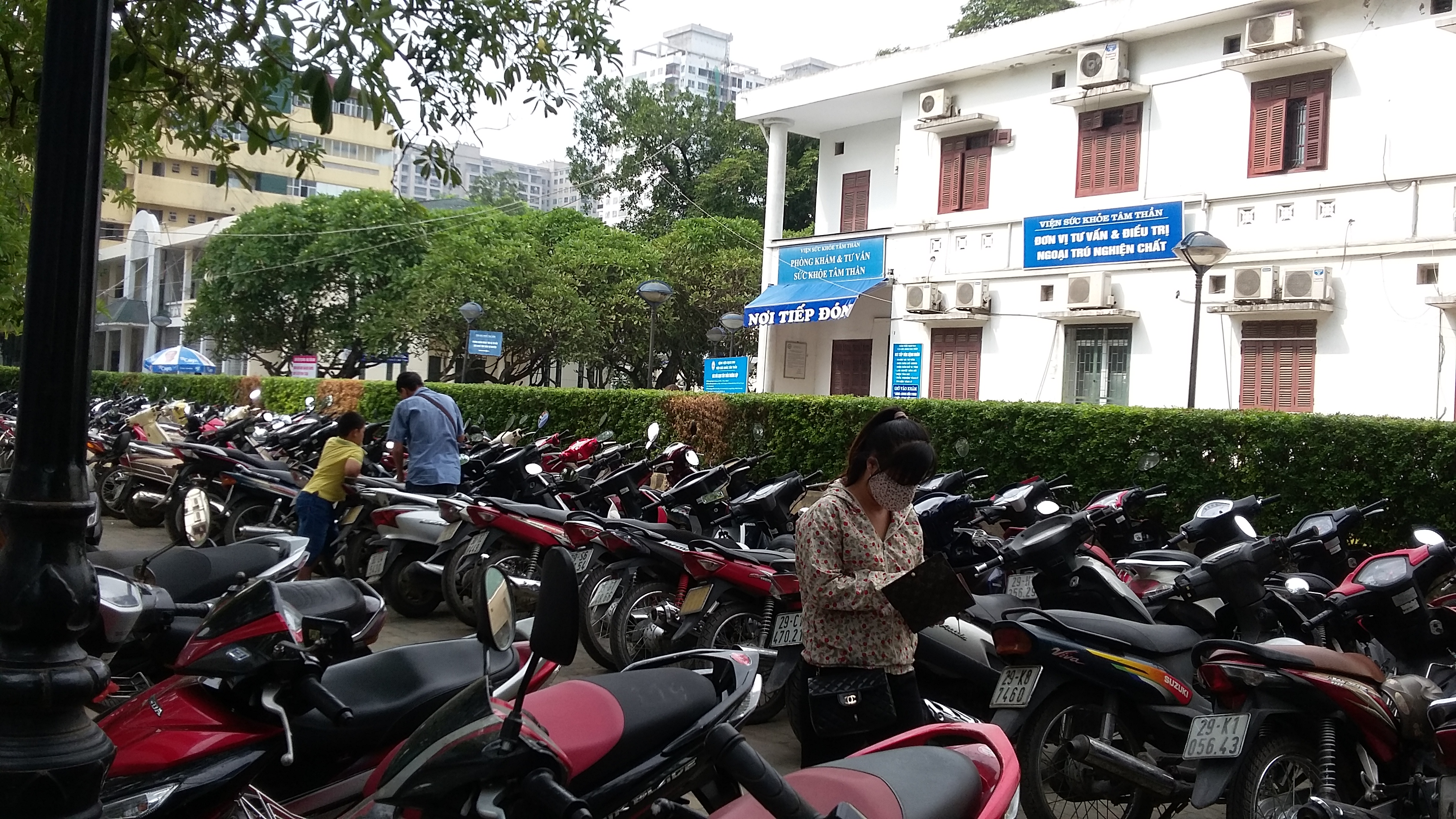 Bãi gửi xe trong khuôn viên Bệnh viện Bạch Mai hiện luôn trong tình trạng quá tải