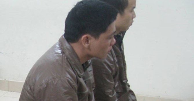 Hai người đàn ông Trung Quốc rủ nhau sang Việt Nam rút trộm tiền ở cây ATM