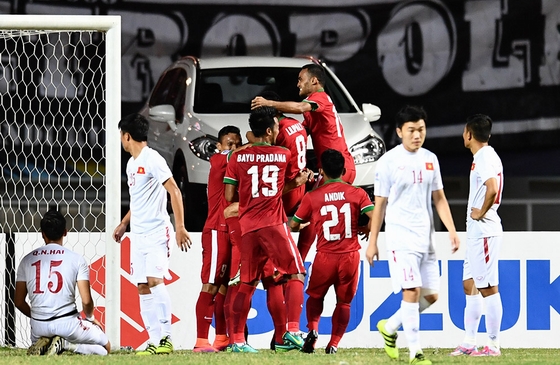 Xuân Trường và các đồng đội tiếc nuối khi bỏ lỡ nhiều cơ hội trước Indonesia. Ảnh: AFF Cup 2016