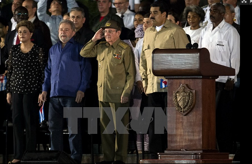 Chủ tịch Cuba Raul Castro (giữa) và lãnh đạo các nước tại lễ míttinh tưởng niệm Lãnh tụ Fidel Castro ở Santiago de Cuba. (Nguồn: AFP/TTXVN)