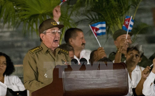 Chủ tịch Cuba Raul Castro phát biểu tại lễ mít tinh tưởng niệm Lãnh tụ Fidel Castro ở Santiago de Cuba. (Nguồn: AFP/TTXVN)