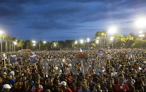 Hàng nghìn người dân Cuba tham dự lễ mít tinh tưởng niệm Lãnh tụ Fidel Castro tại Quảng trường Cách mạng Antonio Maceo ở Santiago de Cuba. (Nguồn: EPA/TTXVN)