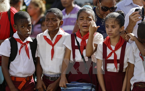 Các em học sinh Cuba trong lễ tưởng niệm Lãnh tụ Fidel Castro tại Quảng trường Cách mạng Antonio Maceo ở Santiago de Cuba. (Nguồn: AP/TTXVN)