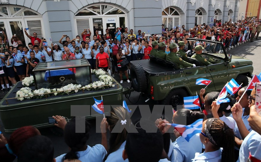 Hàng nghìn người dân Cuba đứng hai bên đường tiễn biệt Lãnh tụ kính yêu Fidel Castro ở Santiago de Cuba. (Nguồn: EPA/TTXVN)