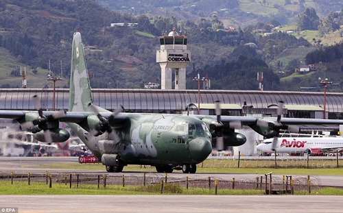 64 cầu thủ Brazil xấu số được đưa về thành phố quê nhà bằng chiếc máy bay Hercules của Không quân Brazil. Ảnh: EPA.