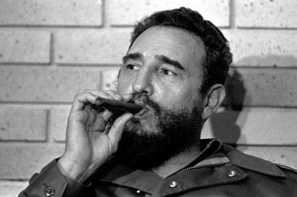 Điếu xì gà: Không phải là món đồ thời trang, song hình ảnh Fidel Castro kẹp điếu xì gà trên tay, hay rít thuốc trong miệng với làn khói lãng đãng mơ hồ vẫn luôn nằm sâu trong tâm khảm của những người yêu mến ông. Điếu xì gà thơm chính là hình ảnh kinh điển của những quý ông cổ điển và lịch thiệp.  