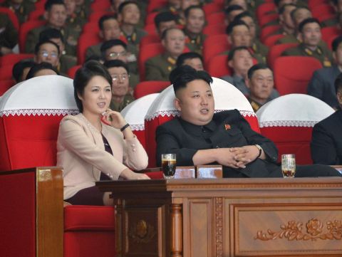 Đệ nhất phu nhân xinh đẹp của Triều Tiên Ri Sol-ju bên cạnh Chủ tịch Kim Jong Un