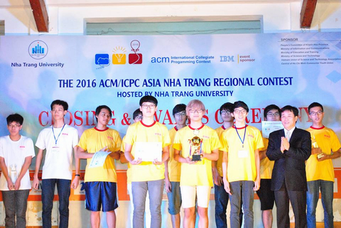 Ban tổ chức trao giải cho đôi Vô địch ACM ICPC Nha Trang 2016.