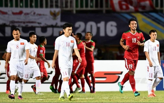 Tuyển Việt Nam (áo trắng) thua 1-2 trên sân Indonesia. Ảnh: AFF Cup